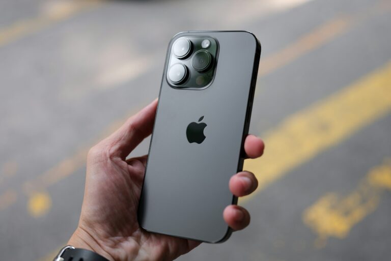 iphone smart 2 photo-1678685888221-cda773a3dcdb